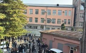 ejmiatsni-dprvocvoum-erkathya-dzvoghvov-ashakerti-en-tsetsel-inch-e-patmvoum-dprvoci-tnoreny