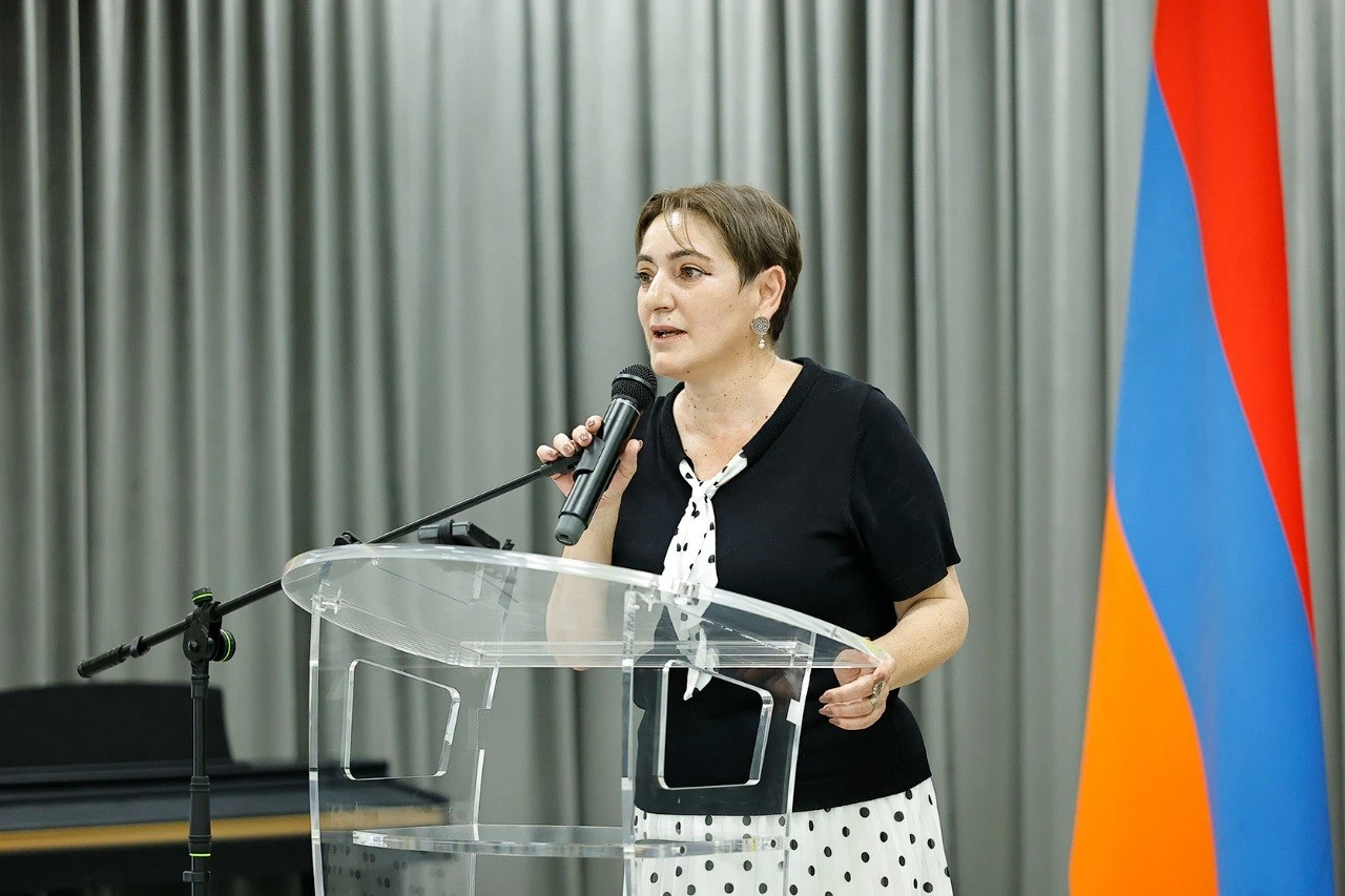 ashakertneric-gvoumar-e-havaqvoum-artsathya-zarder-e-pahanjvoum-nvor-ahazang-kvojvoyan-dprvoci-tnoreni-masin