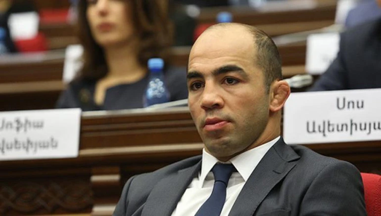 ayn-inch-arvec-gagik-tsarvoukyani-nkatmamb-aylandakvouthyvoun-e-arsen-jvoulfalakyan